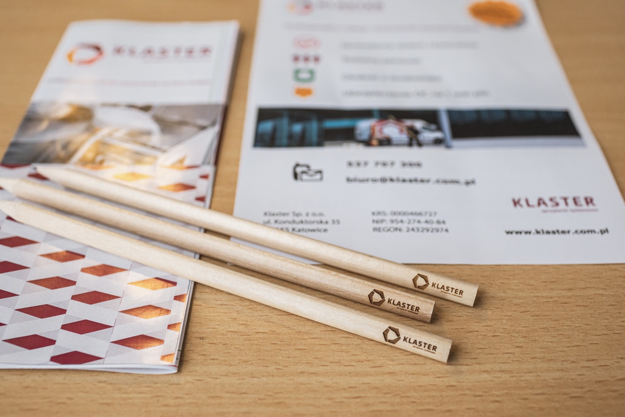 Na blacie leżą kartki oraz ołówki 