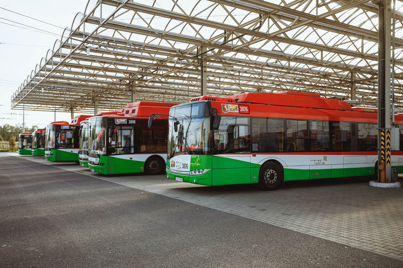 Autobusy, które stoją na zajezdni autobusowej