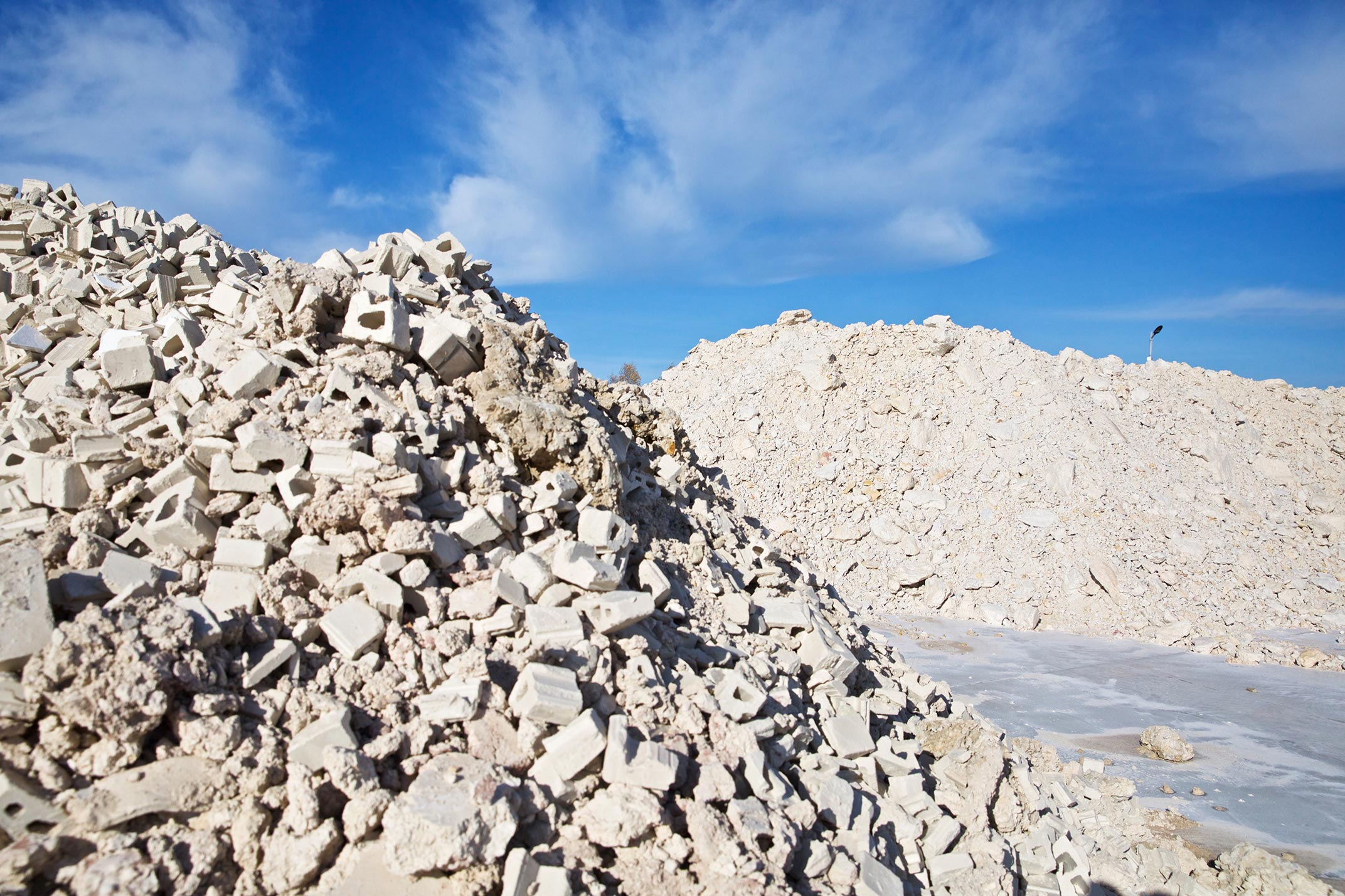 Widok na hałdy kruszca