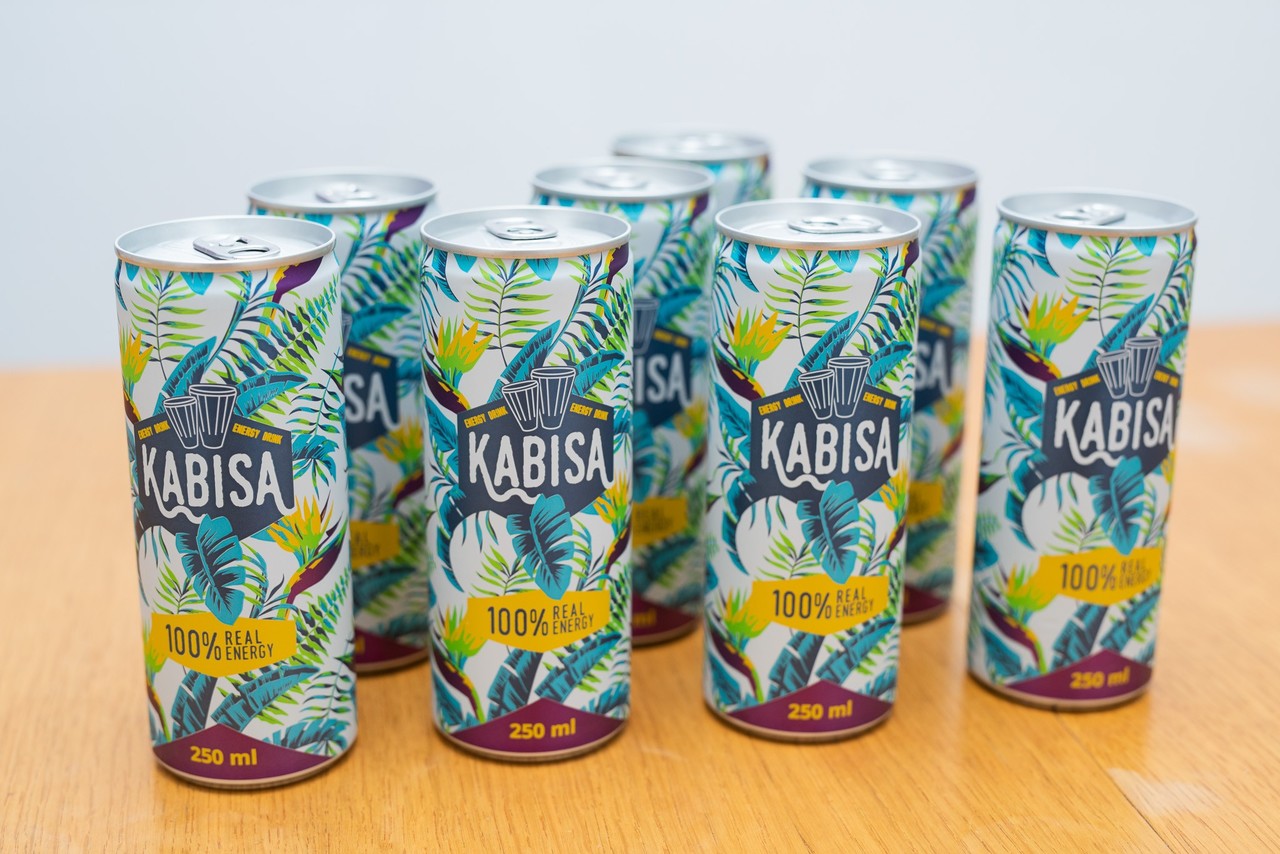 Puszki z piciem stoją na blacie