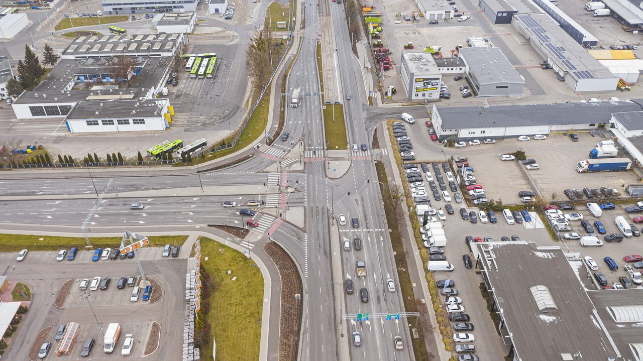 Widok z lotu ptaka na ulice, parkingi, samochody