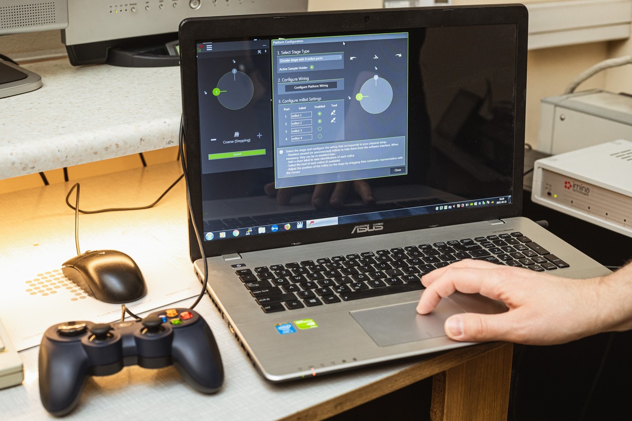 Laptop z otwartą stroną