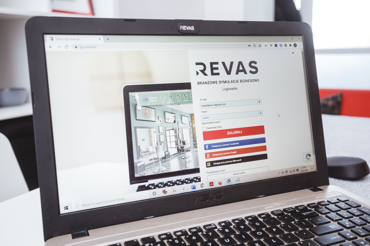 Lapop z otwartą stroną firmy Revas