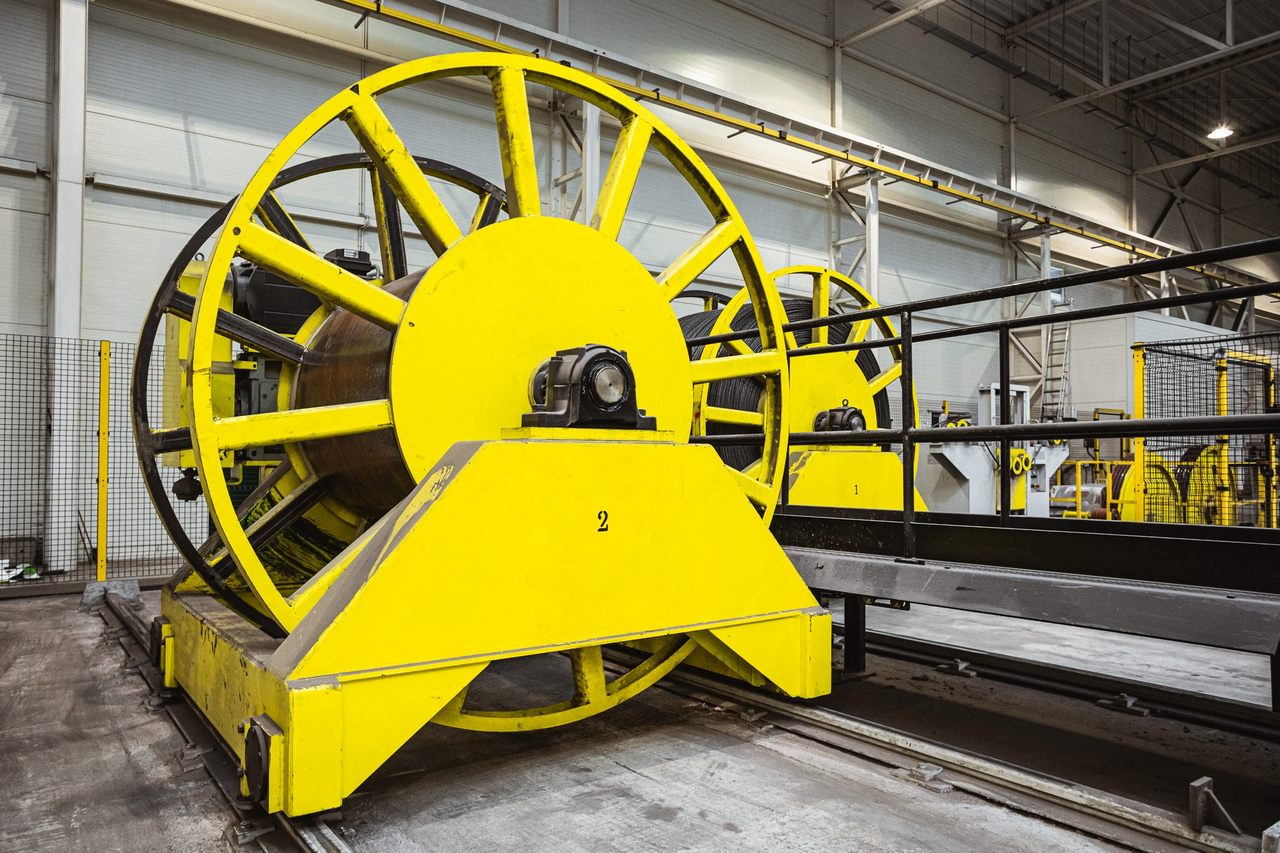 Żólta maszyna w hali produkcyjnej