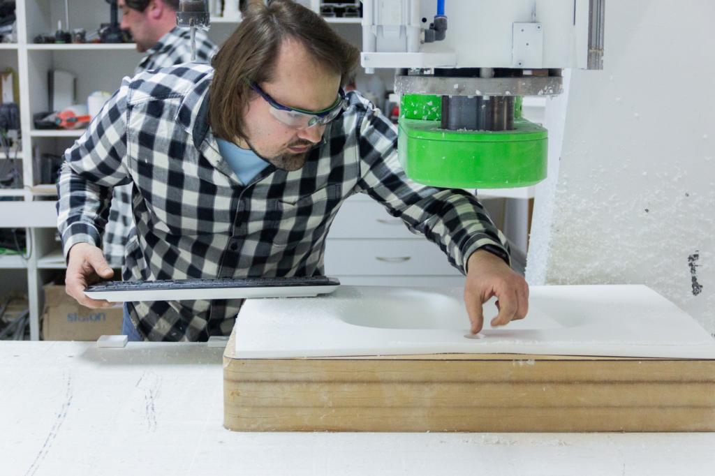 Mężczyzna przycina części