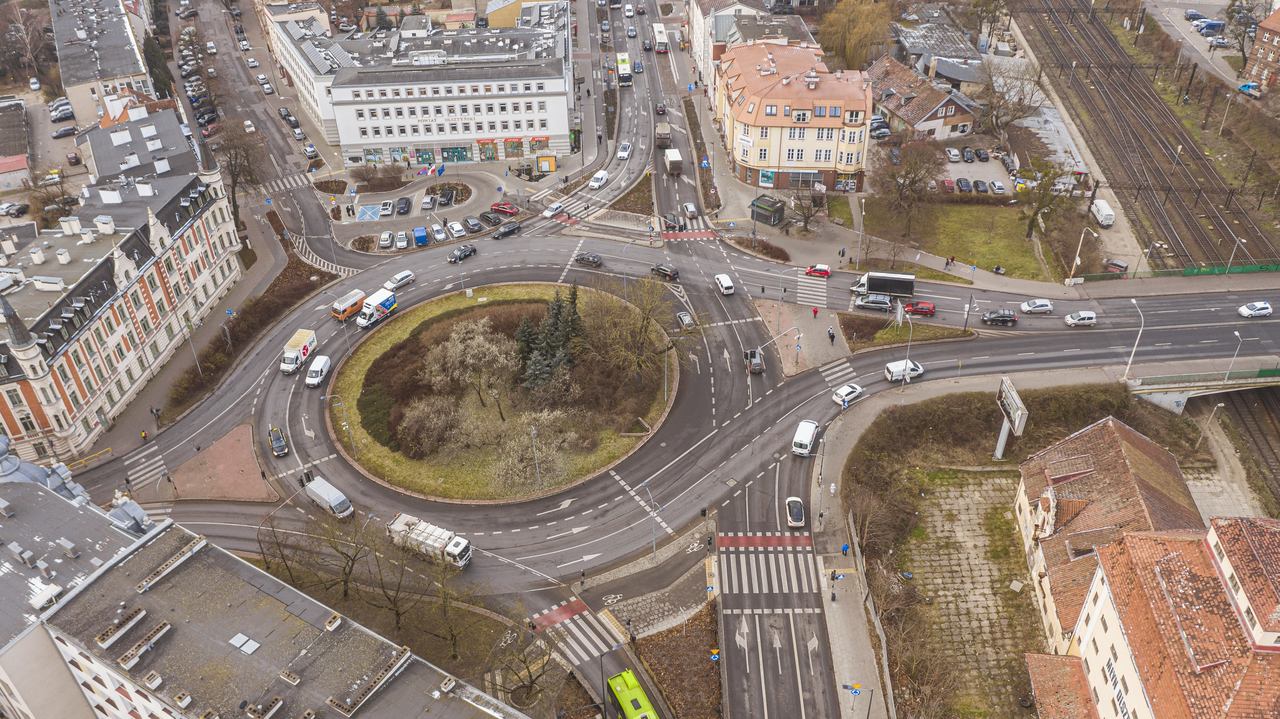 Widok z lotu ptaka na sieć dróg