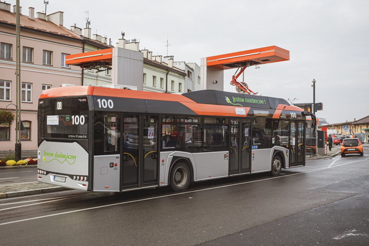 Autobus jadący po ulicy