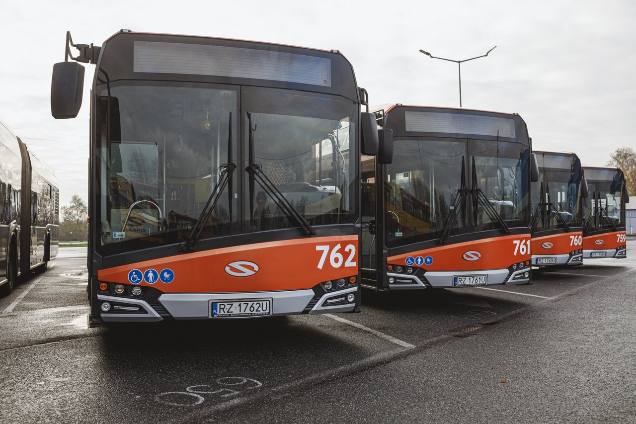 Trzy autobusy stojące w zajezdni