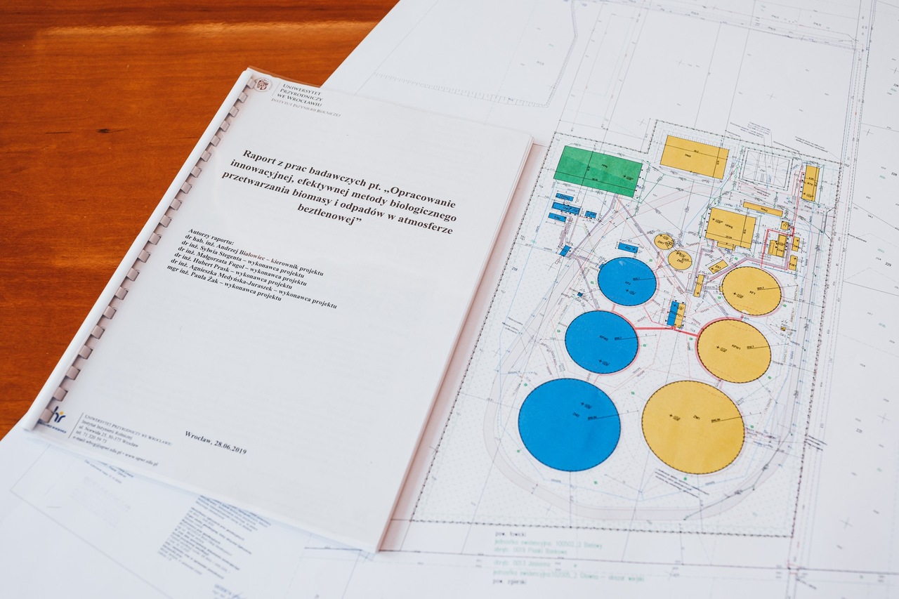 Katalogi firmy leżą na blacie