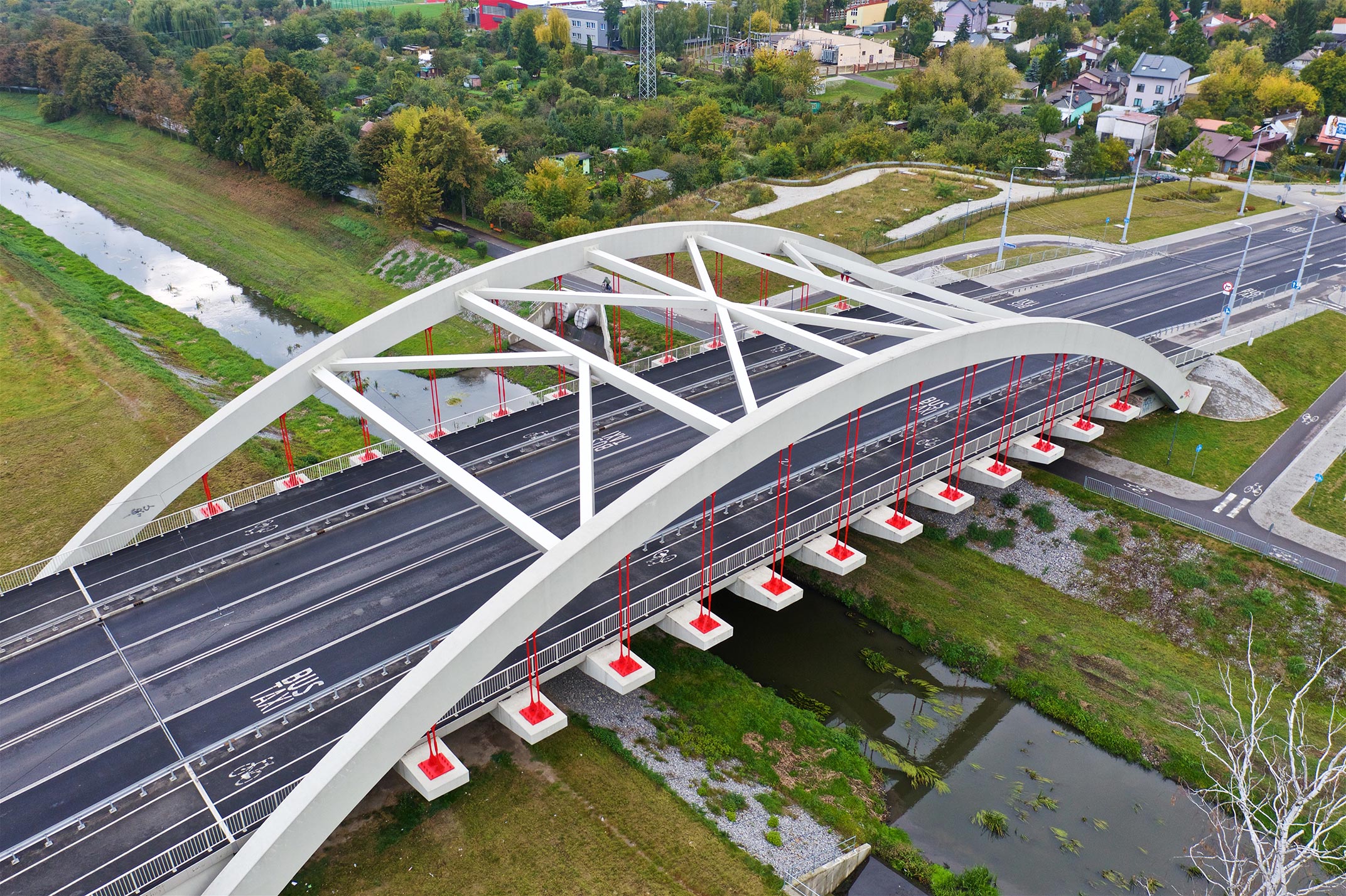 Widok z lotu ptaka mostu nad rzeką