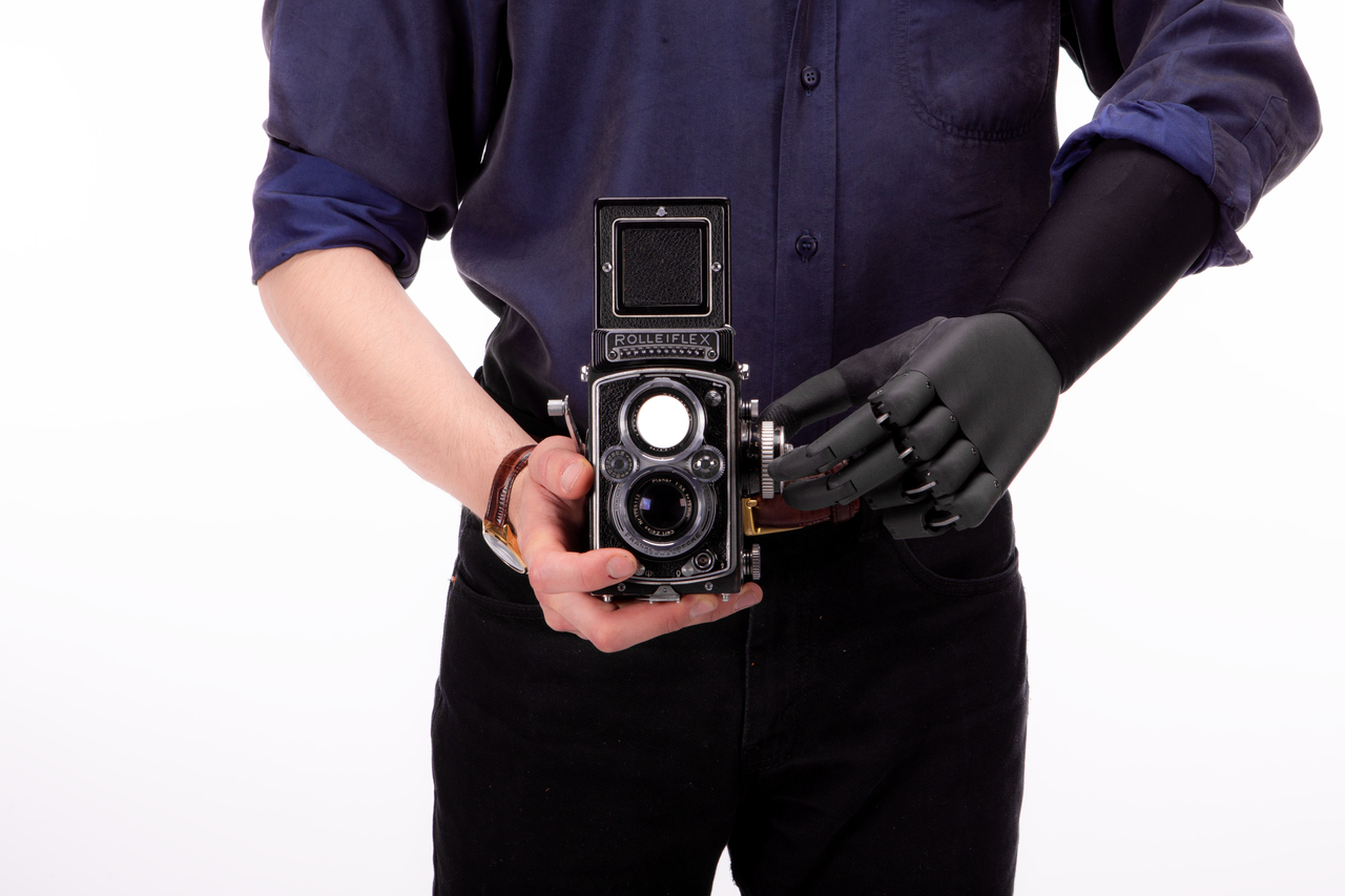 Proteza osadzona ręku trzyma aparat