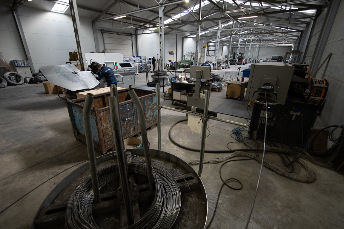 wnętrze fabryki z linią produkcyjną 