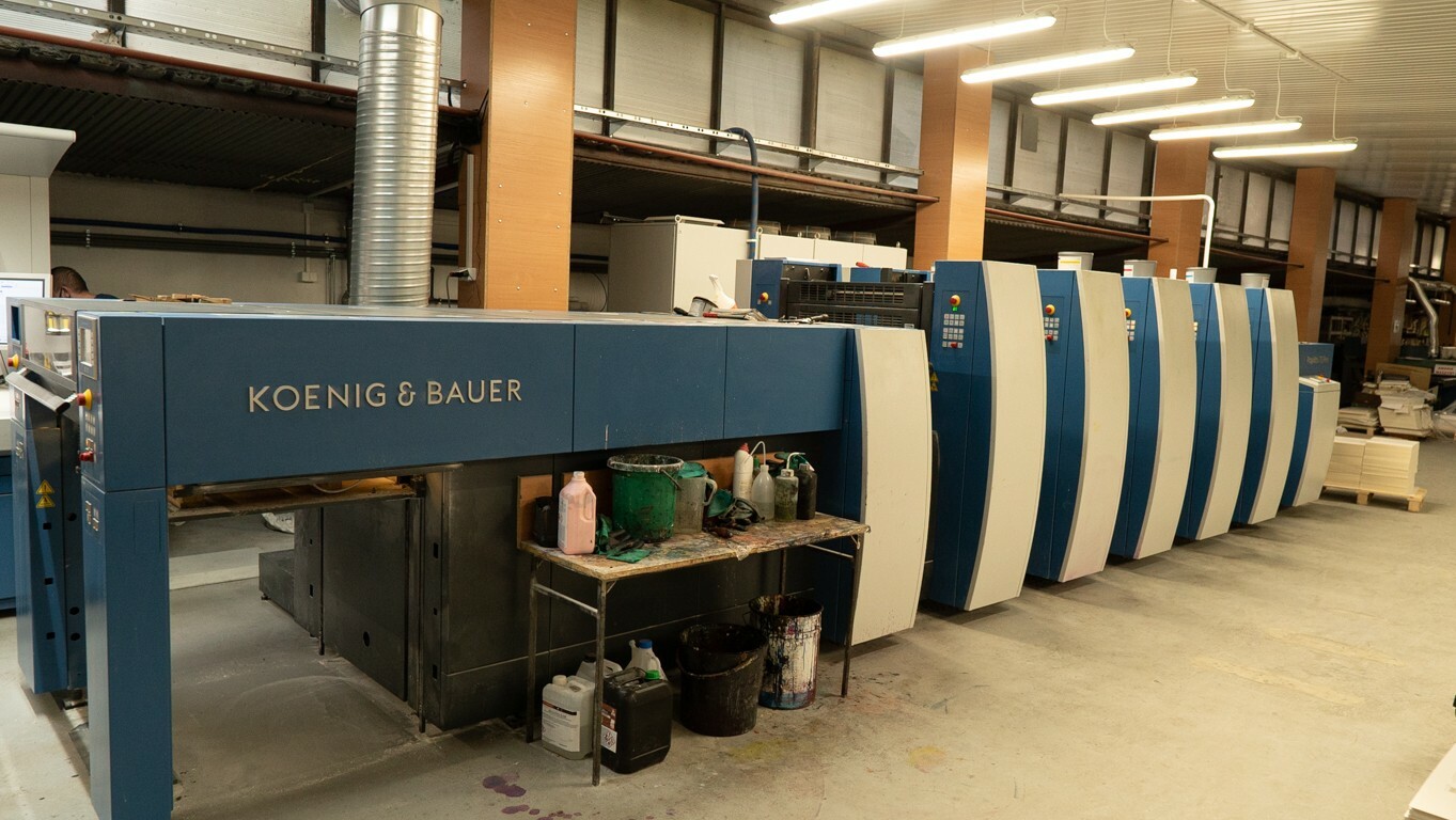 maszyna drukarska w hali produkcyjnej 