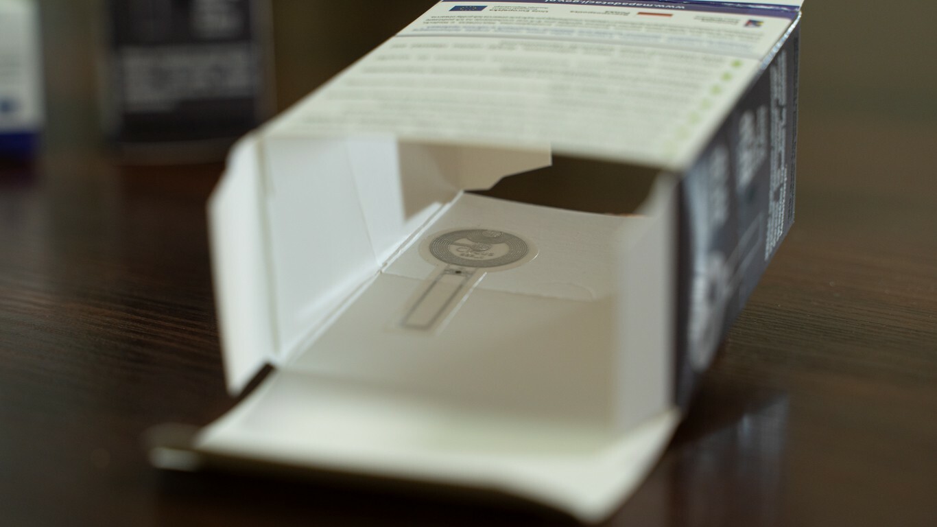 otwarte opakowanie z zabezpieczeniem służącym do monitorowania jego otwarcia 