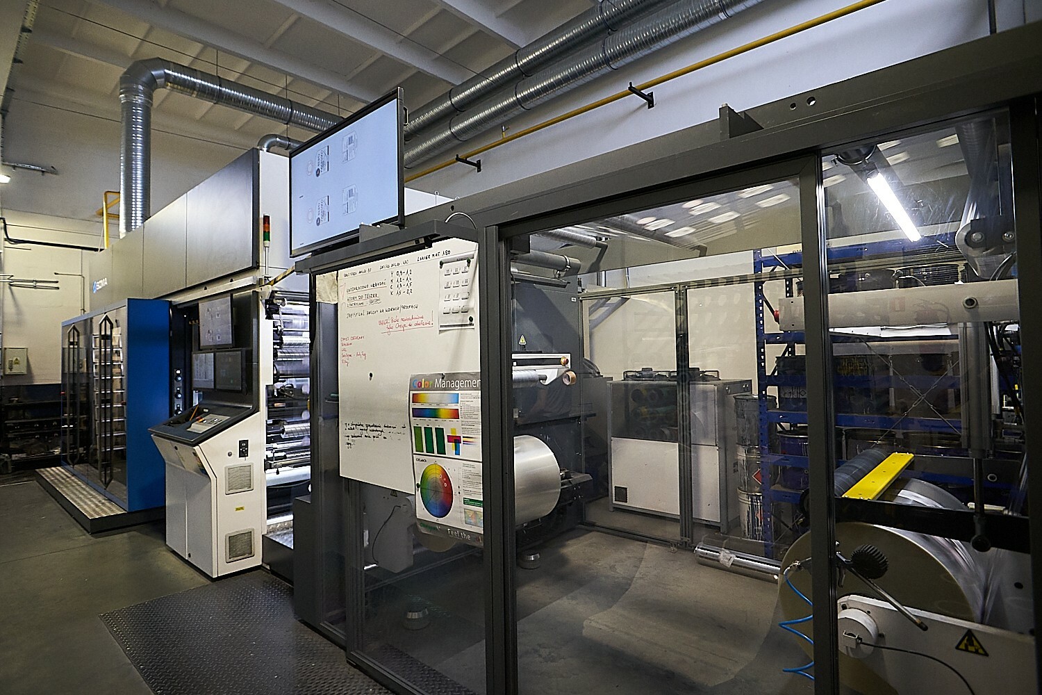 maszyna w hali produkcyjnej w fabryce 