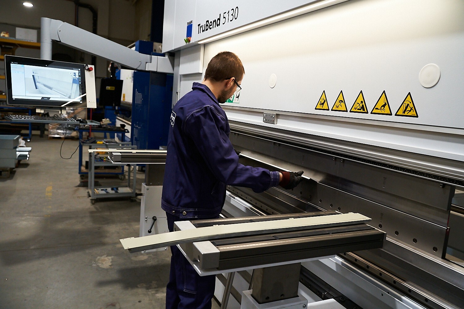 zdjęcie maszyny w hali produkcyjnej 