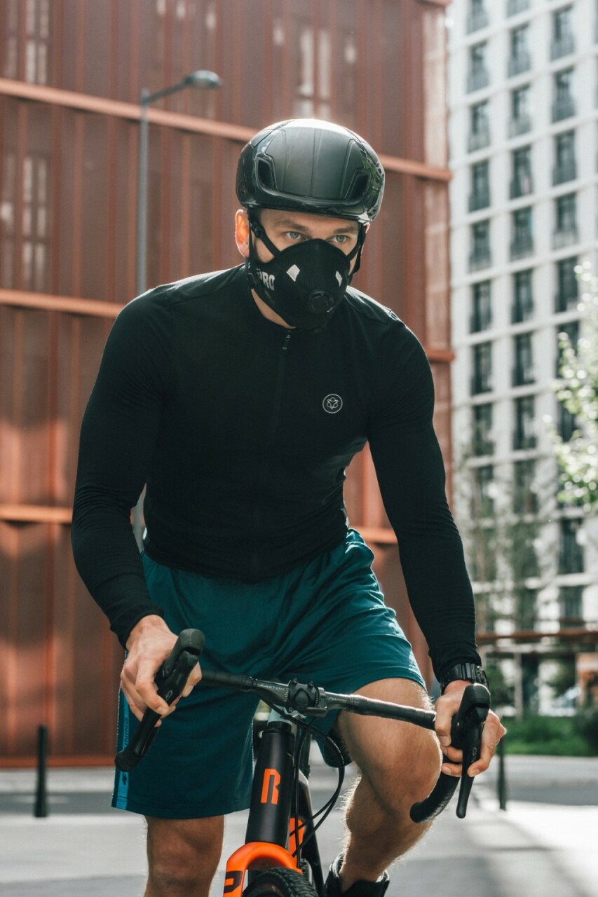 rowerzysta, młody, mężczyzna na rowerze w maseczce antysmogowej 